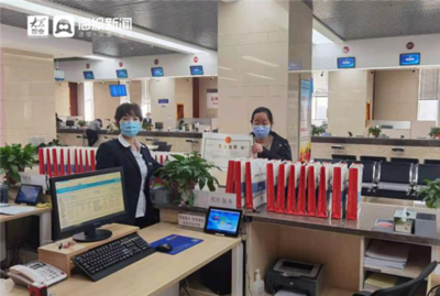 淄博高新區行政審批服務局:為30家招商引資合伙企業容缺辦理,一次辦當場領取營業執照